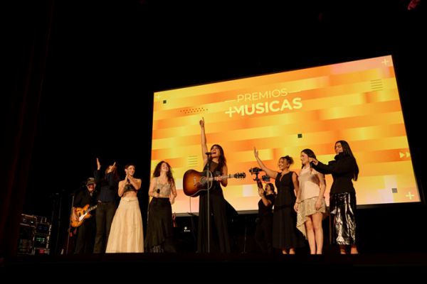 VALERIA CASTRO TRIUNFA EN LOS VI PREMIOS +MÚSICAS EN UNA NOCHE QUE HOMENAJEÓ A LUZ CASAL